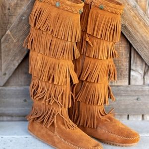 NWOT Minnetonka 5 fringe boots